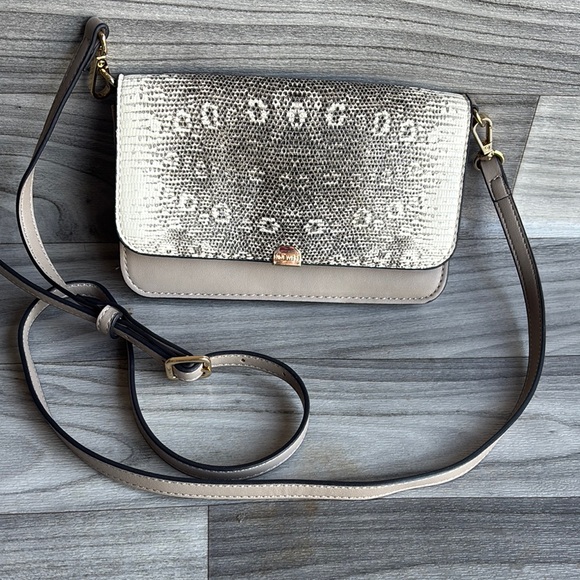 NWOT Elegant Silver and Tan Crossbody Bag - Picture 1 of 13